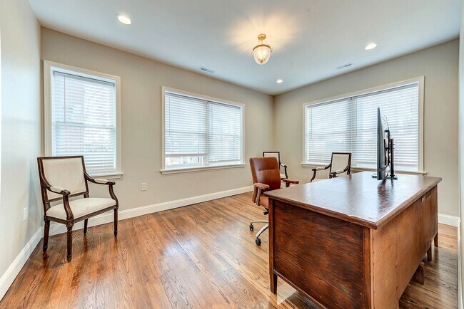 Building Photo - CONDO ON THE HILL 3 BED 1 BATH - Hardwood ...