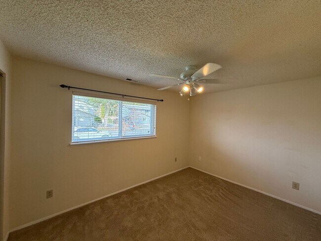 Building Photo - Charming 4 bed, 2 bath Lynnwood Home, $3100/mo.