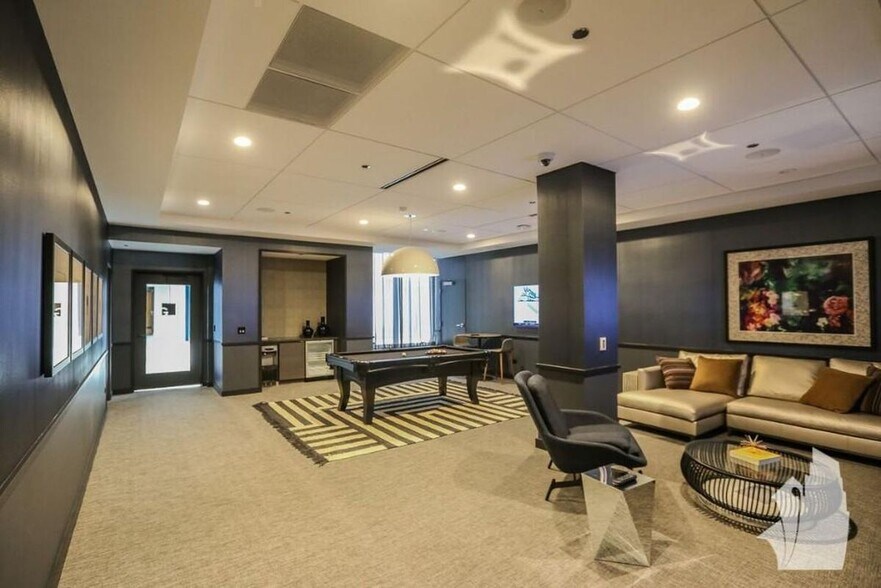 Building Photo - 637 N Wells St