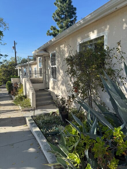 Building Photo - 10530 Hillhaven Ave