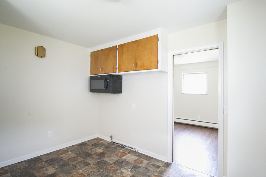 Building Photo - 3350 Beaumont Dr