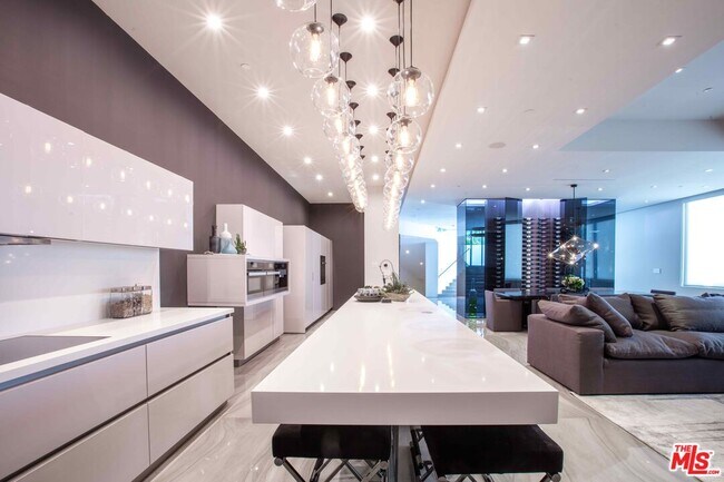 Building Photo - 2210 Bowmont Dr