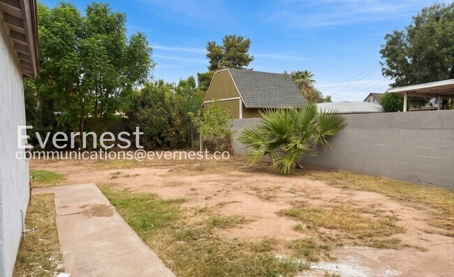 Building Photo - Spacious Town Home with All Essential Amenities | Pet Friendly