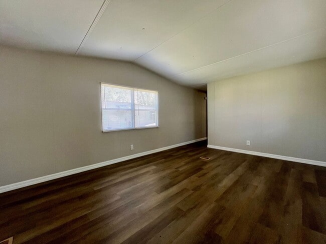 Building Photo - 2 Bed 2 Bath Thonotosassa! New paint throu...