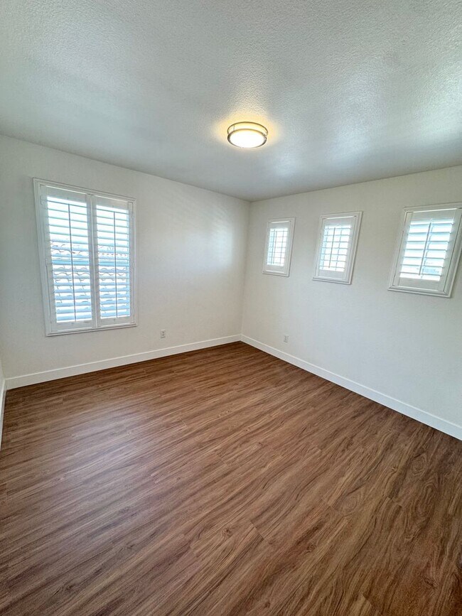 Building Photo - 4 Bedroom / 3 Bathroom Home in Elk Grove – Bedroom & Full Bath Downstairs SEE VIDEO
