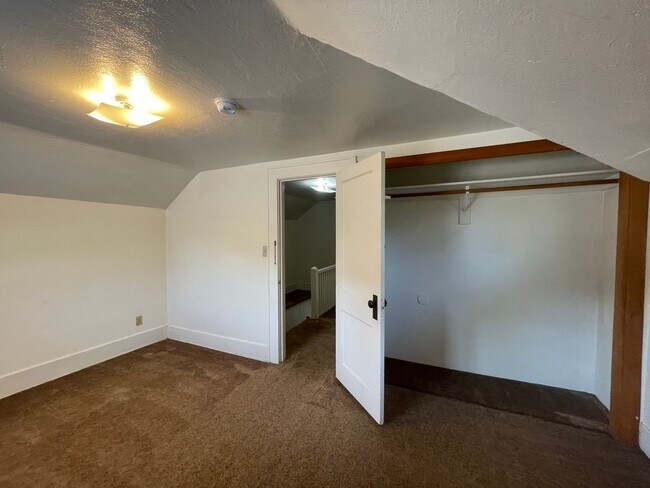 Building Photo - 4 Bedroom Campus House!