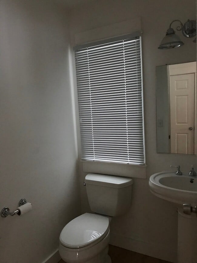 Building Photo - 3 Bedroom 2.5 Bathroom