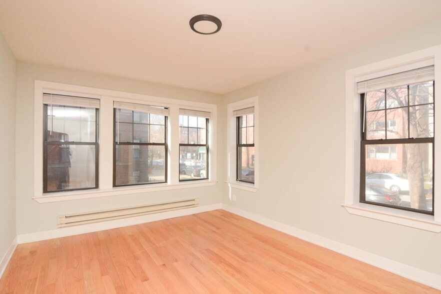 Building Photo - 4422 N Wolcott Ave