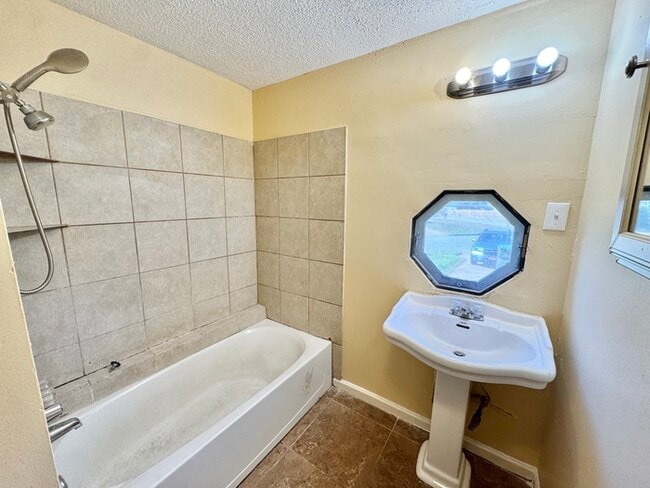 Building Photo - 5502 Santa Monica St