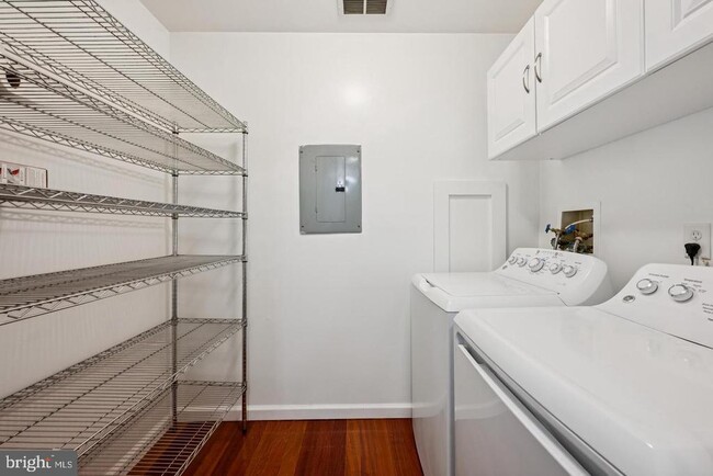 Building Photo - 706 Woodhollow Dr