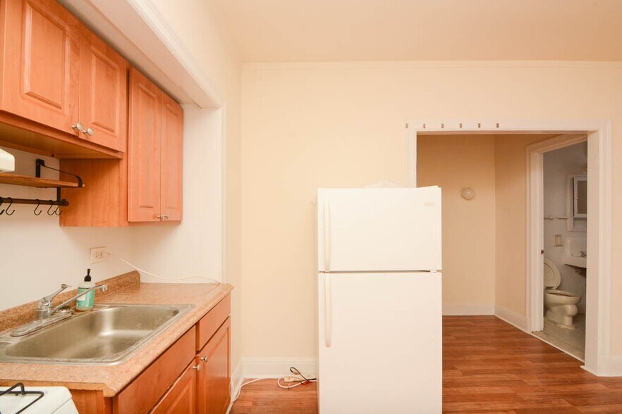 Building Photo - 3335 W Diversey Ave