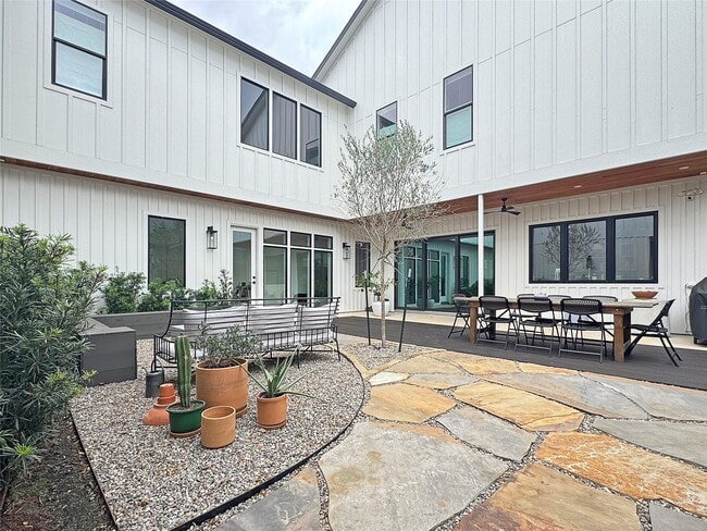 Building Photo - 408 Pecore St