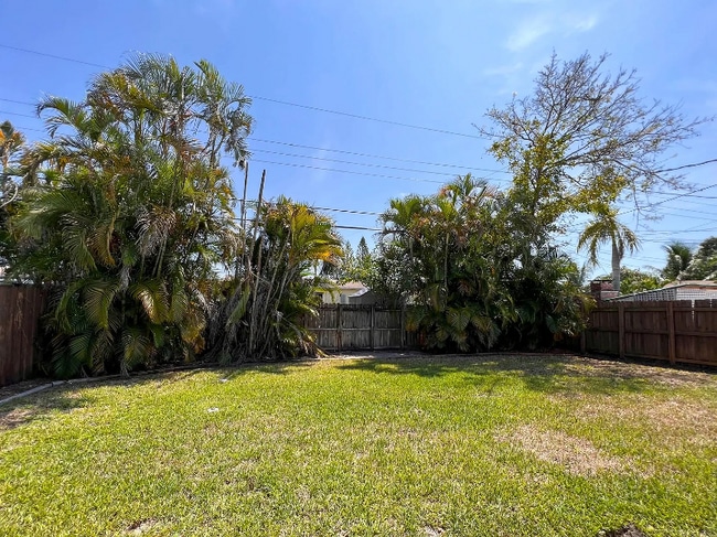 Building Photo - 5140 NE 3rd Ave