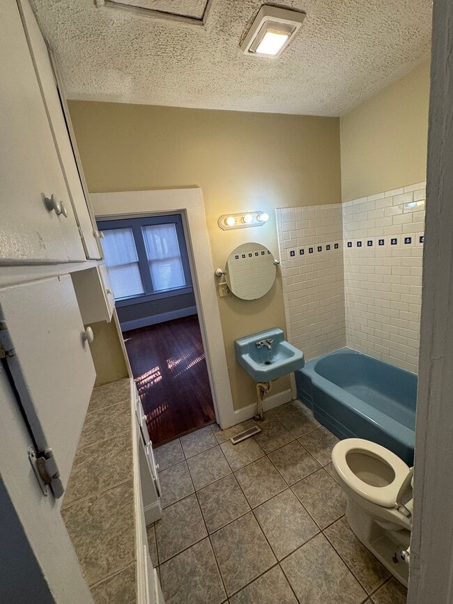 Building Photo - 3 Bedroom  & 2 Bath House