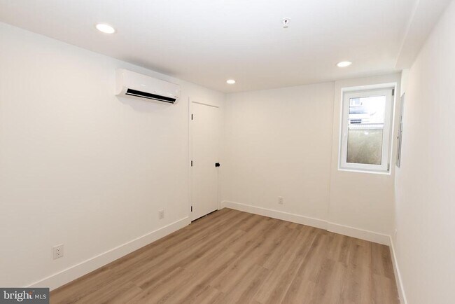 Building Photo - 1544 N Darien St