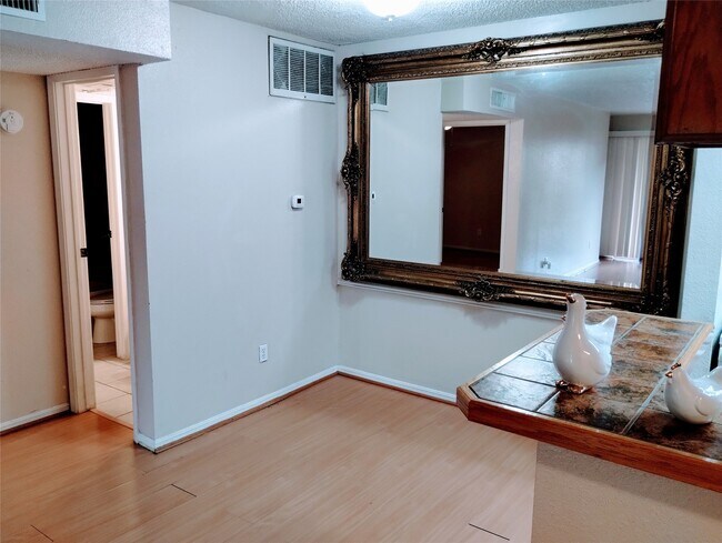 Building Photo - 11201 Lynbrook Dr