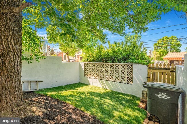 Building Photo - 1325 Barnaby Terrace SE