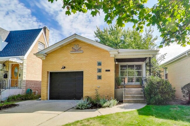 Primary Photo - 6053 N Keeler Ave