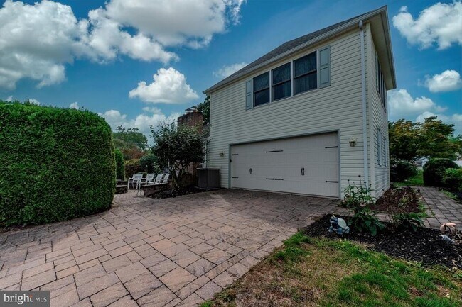 Building Photo - 211 Caravan Dr