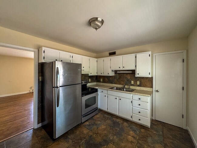 Building Photo - Conveniently Located 2 Bed 1.5 First Floor Unit