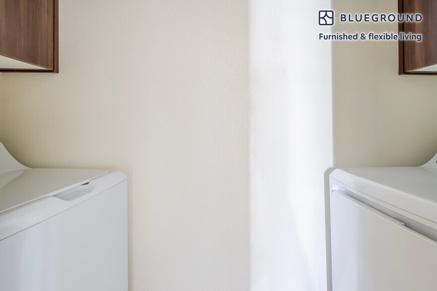 Building Photo - 1265 Lakeside Dr