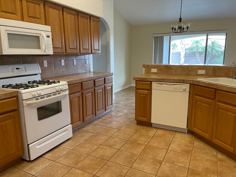 Building Photo - 2162 Joann Ave