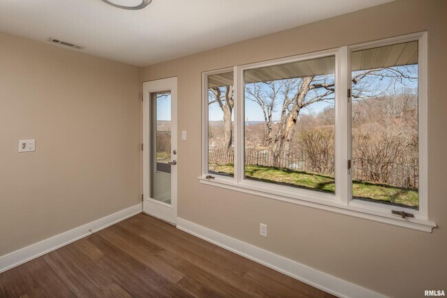 Building Photo - 4640 5th Ave