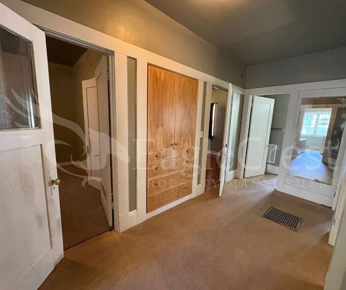 Building Photo - Large 8-Bedroom Home Across from Whitman College – Lawn Care Included