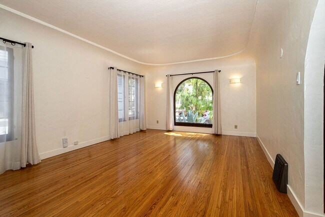 Building Photo - Beautifully Restored 3BR Miracle Mile Duplex | 1,725 SF | Near Metro D Line