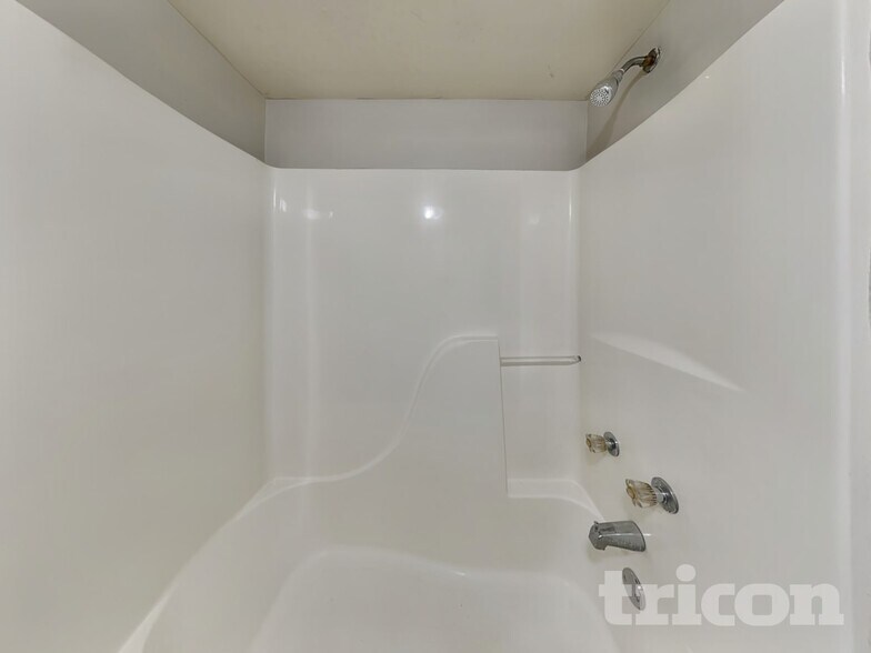 Building Photo - 3740 Longview Dr