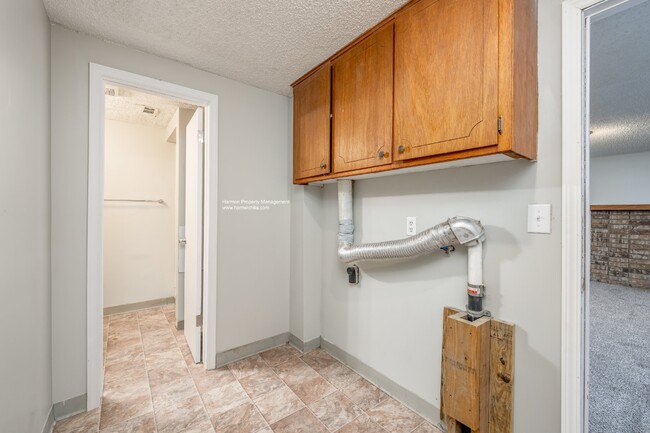 Building Photo - Three Bed Two Bath Duplex Unit With Finish...