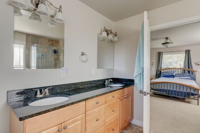 Building Photo - 3 Bed 2 Bath beautiful home on a corner lot in Admirals Cove