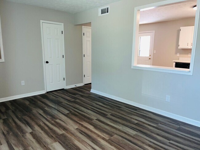 Building Photo - Location, location, location! Renovated townhome near Downtown Douglasville! Must See!