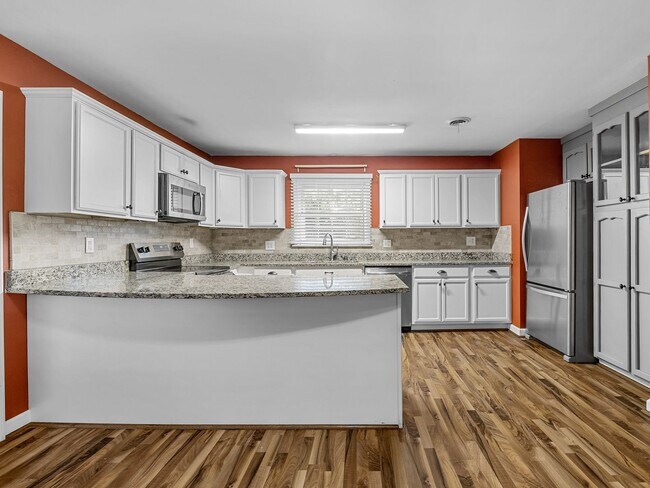 Building Photo - Spacious 2 bedroom 1.5 bathroom home in th...