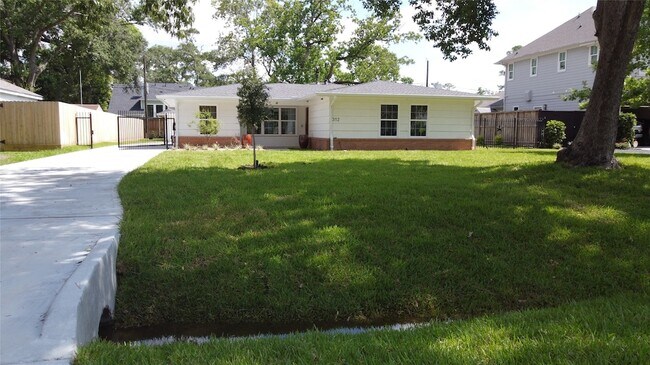 Building Photo - 312 W 31st St