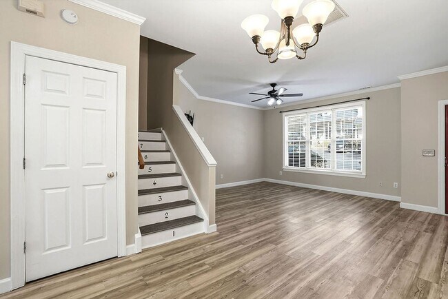 Building Photo - AVAILABLE NOW – Beautiful 3 Bed / 2.5 Bath Townhome in Prime North Raleigh Location