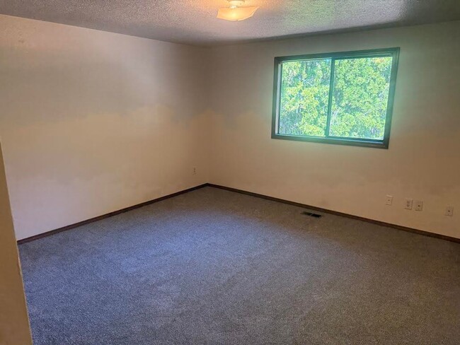 Building Photo - Updated Single Level Home