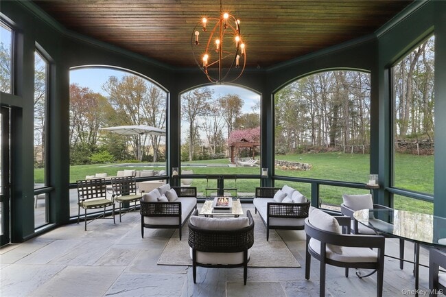 Building Photo - 10 Upland Rd N