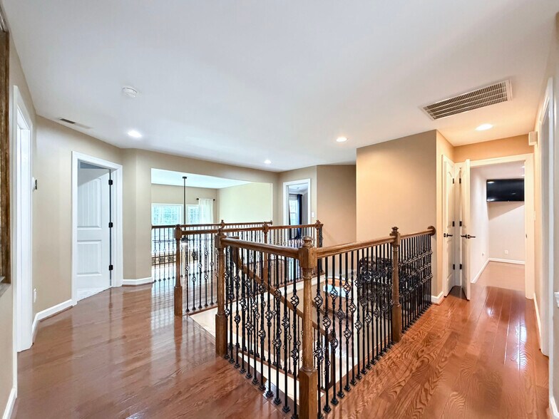 Building Photo - 5604 Pine Rock Ct