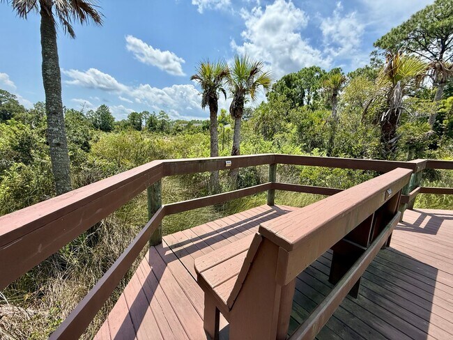 Building Photo - 3 bedroom, 3 bath Luxury Living Along the ...
