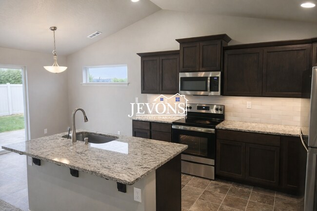 Building Photo - Coming Soon! Great Home with Granite Kitchen & 2-Car Garage in Yakima