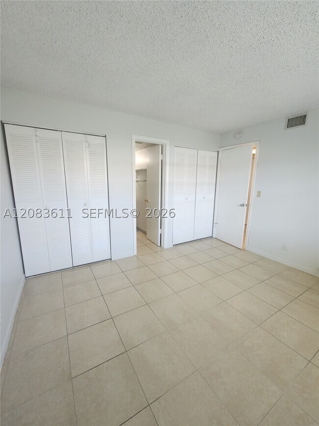 Building Photo - 10004 Twin Lakes Dr