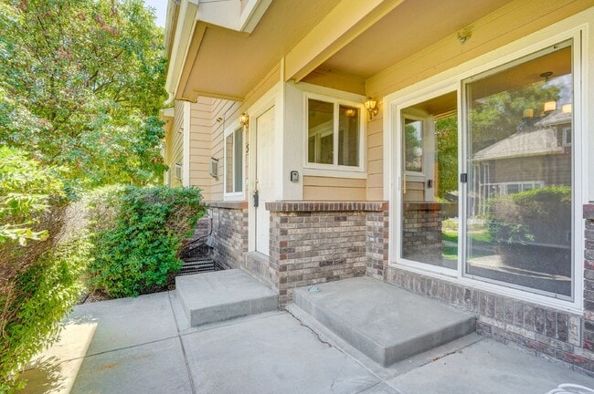 Building Photo - $1,795 - 2 bed/2.5 bath Townhome with new ...