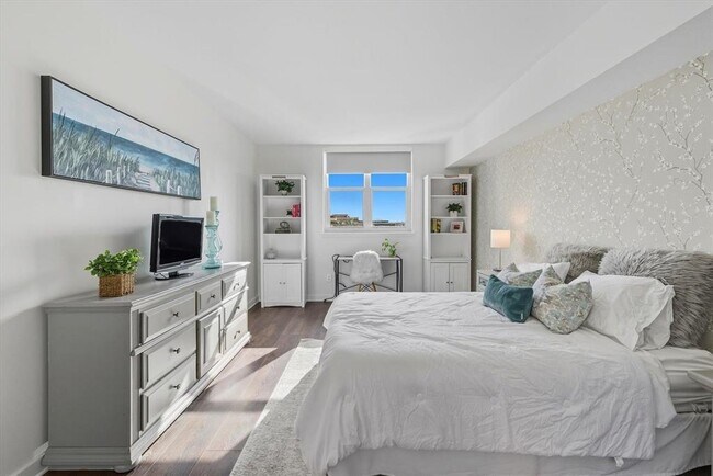 Building Photo - 300 S Duval St