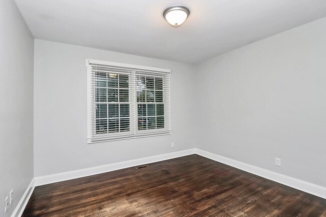 Building Photo - Rent Special on Beautifully Renovated Apar...