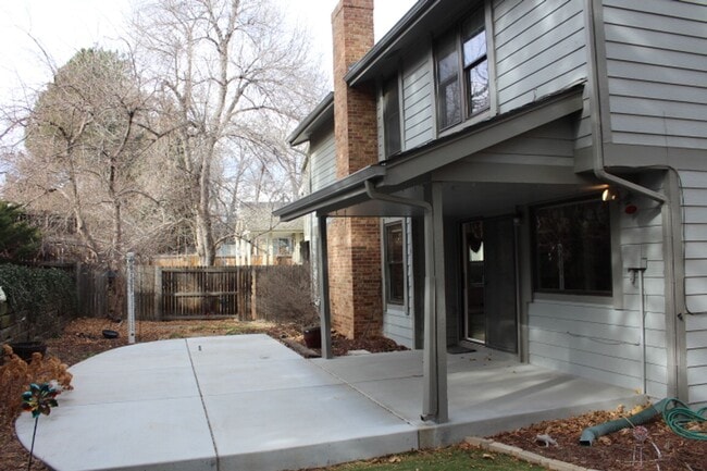 Building Photo - 5 BR/3 1/2 BA in the Desirable Meadowglen Community!!