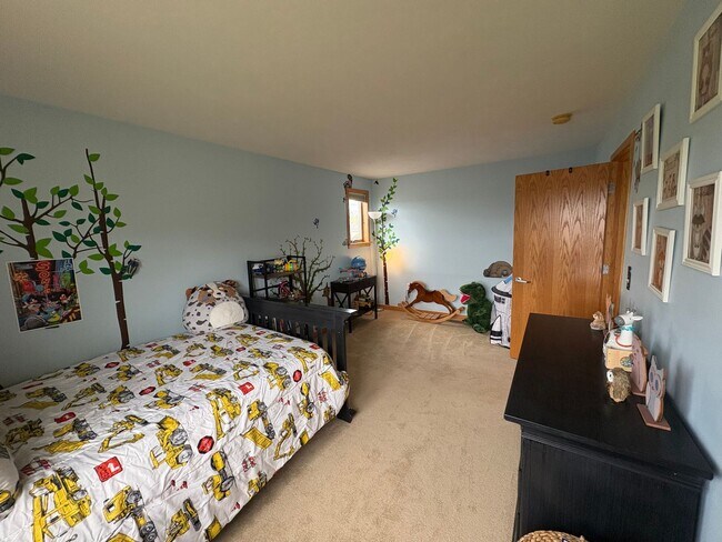 Building Photo - Large 4BR/2.5 BA Home w/ large yard & Central AC