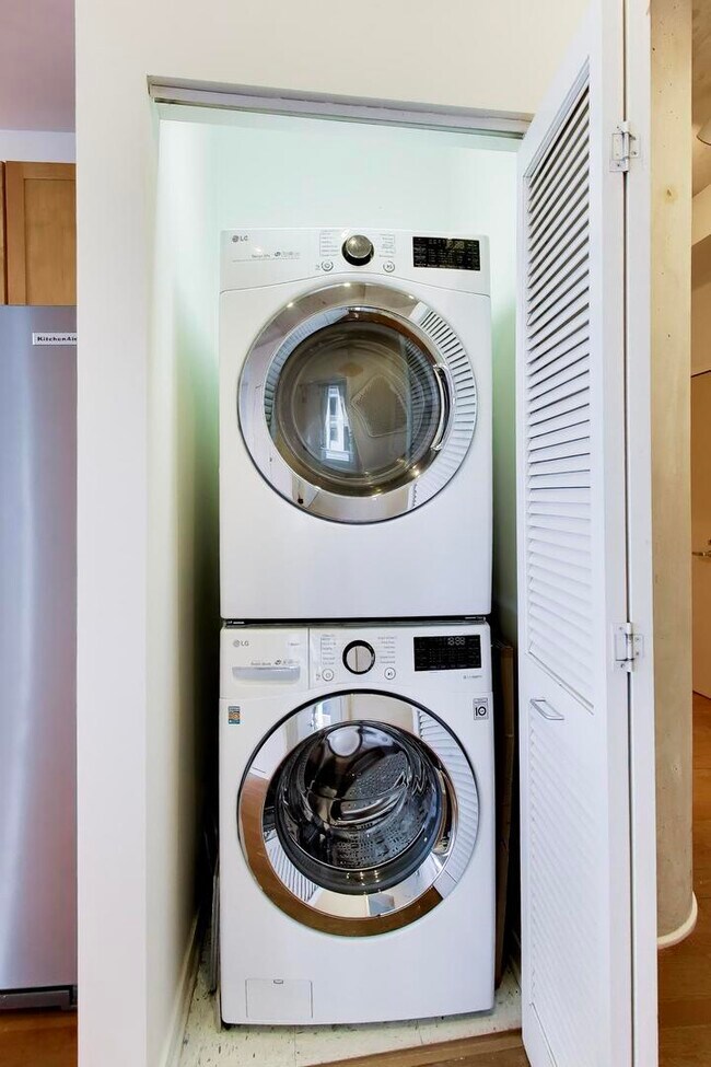 Building Photo - 720 N Larrabee St