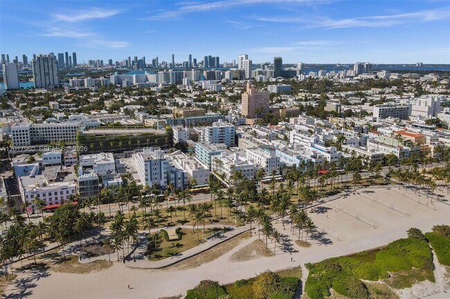 Building Photo - 713 Collins Ave