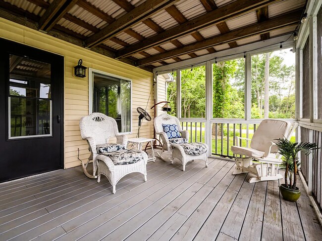 Building Photo - 2-bedroom, 1.0 bathroom Home within walkin...